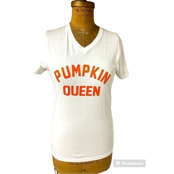 size small “Pumpkin Queen” graphic short sleeve t-shirt - Picture 1 of 4